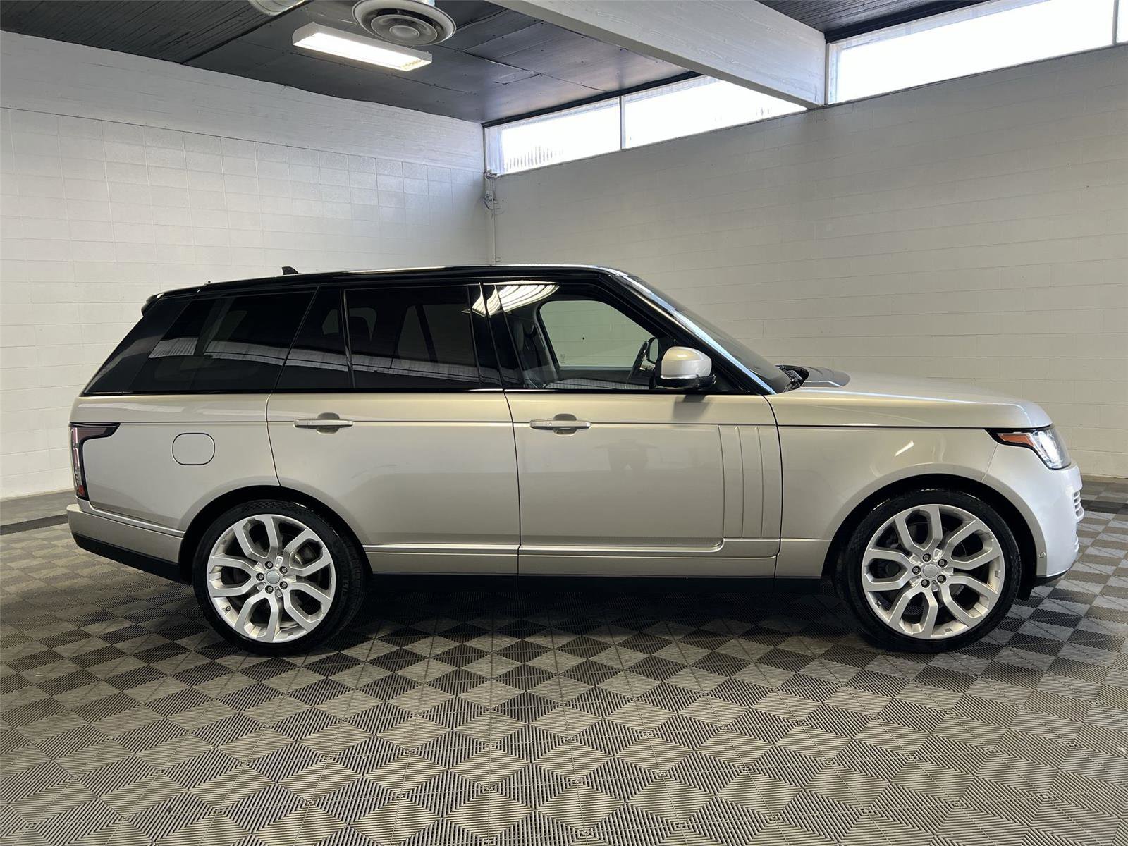 Used 2016 Land Rover Range Rover HSE image 6