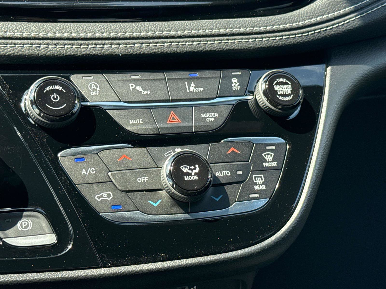 New 2027 Chrysler Pacifica Select w/ Family Tech Group AWD/4WD image 19