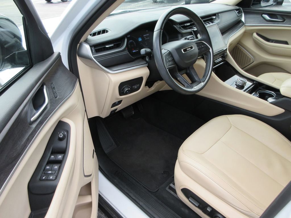 Used 2022 Jeep Grand Cherokee L Limited w/ Black Appearance Package AWD/4WD image 13