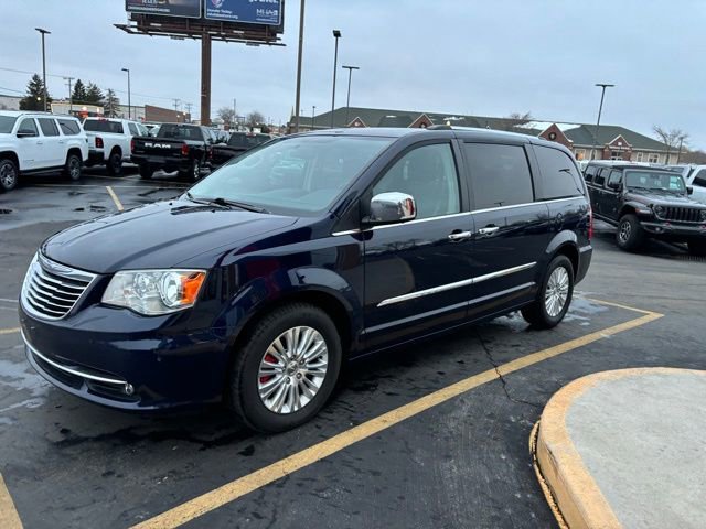Used 2016 Chrysler Town & Country Limited image 4