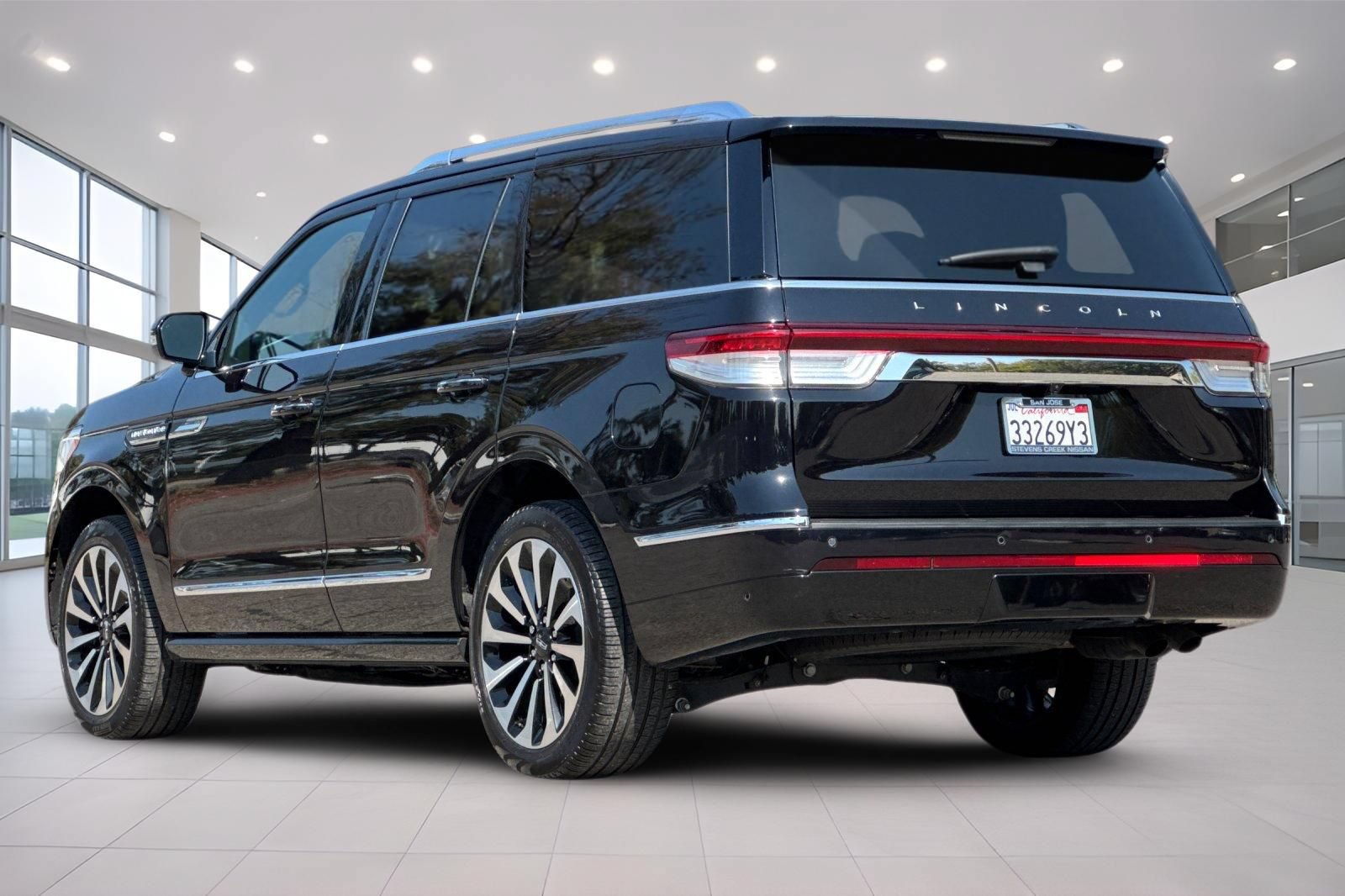 Certified 2023 Lincoln Navigator Reserve AWD/4WD image 6