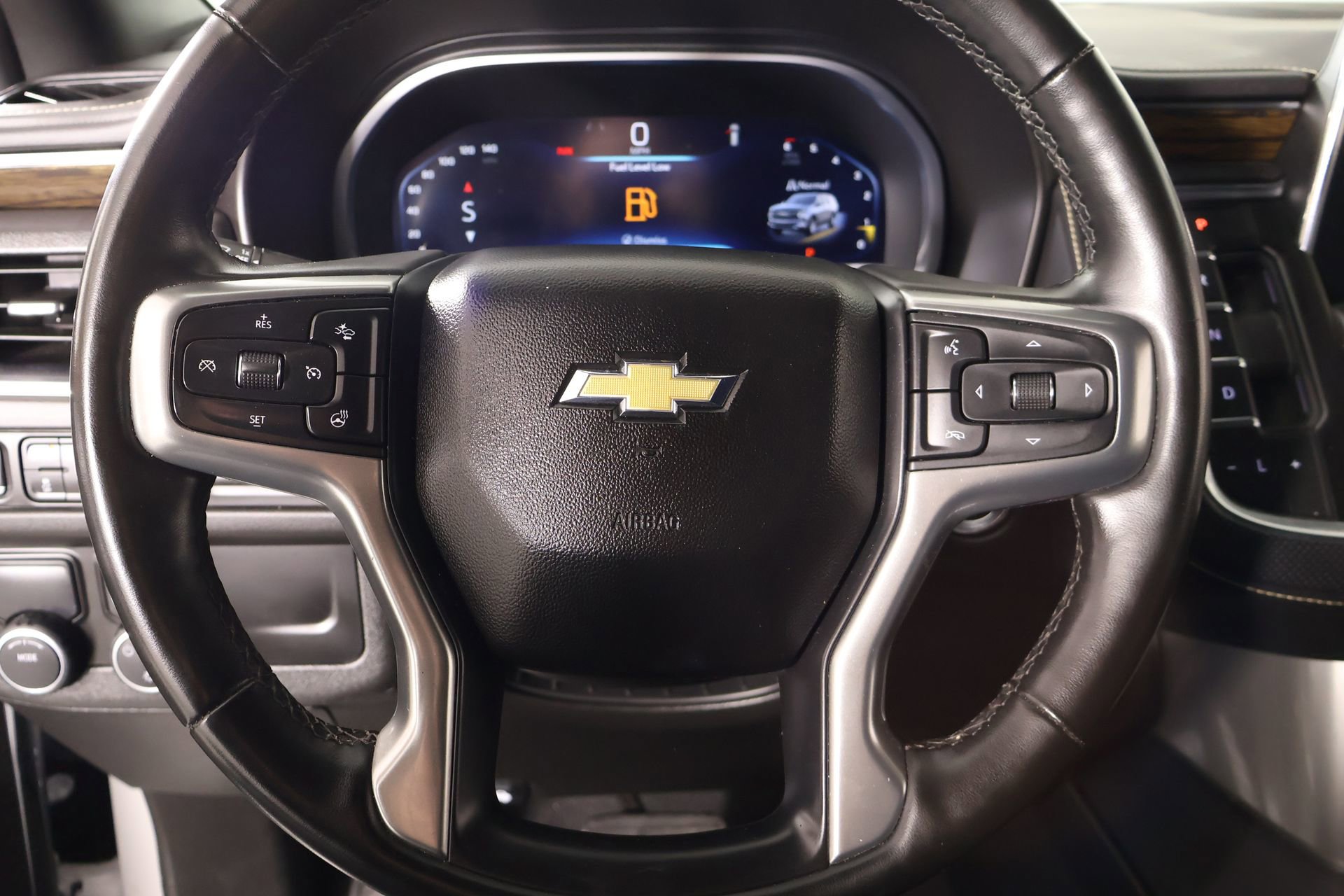Used 2023 Chevrolet Suburban Premier image 3
