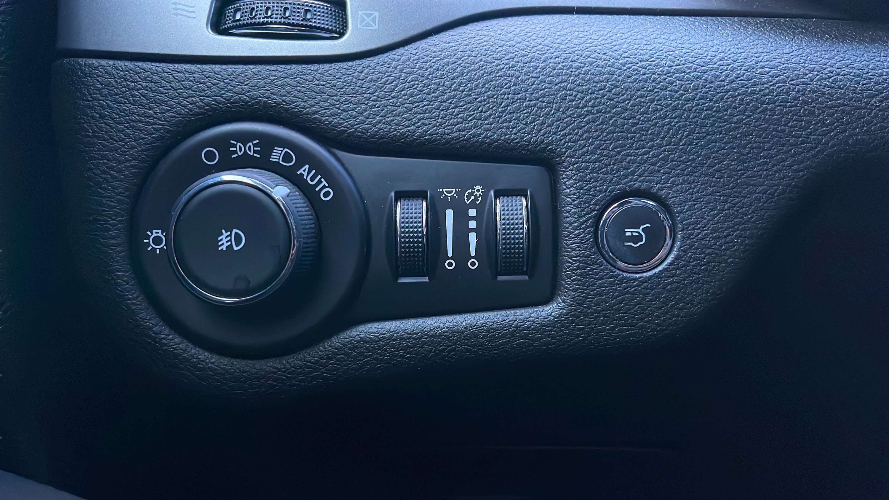 Used 2019 Jeep Cherokee Limited image 37