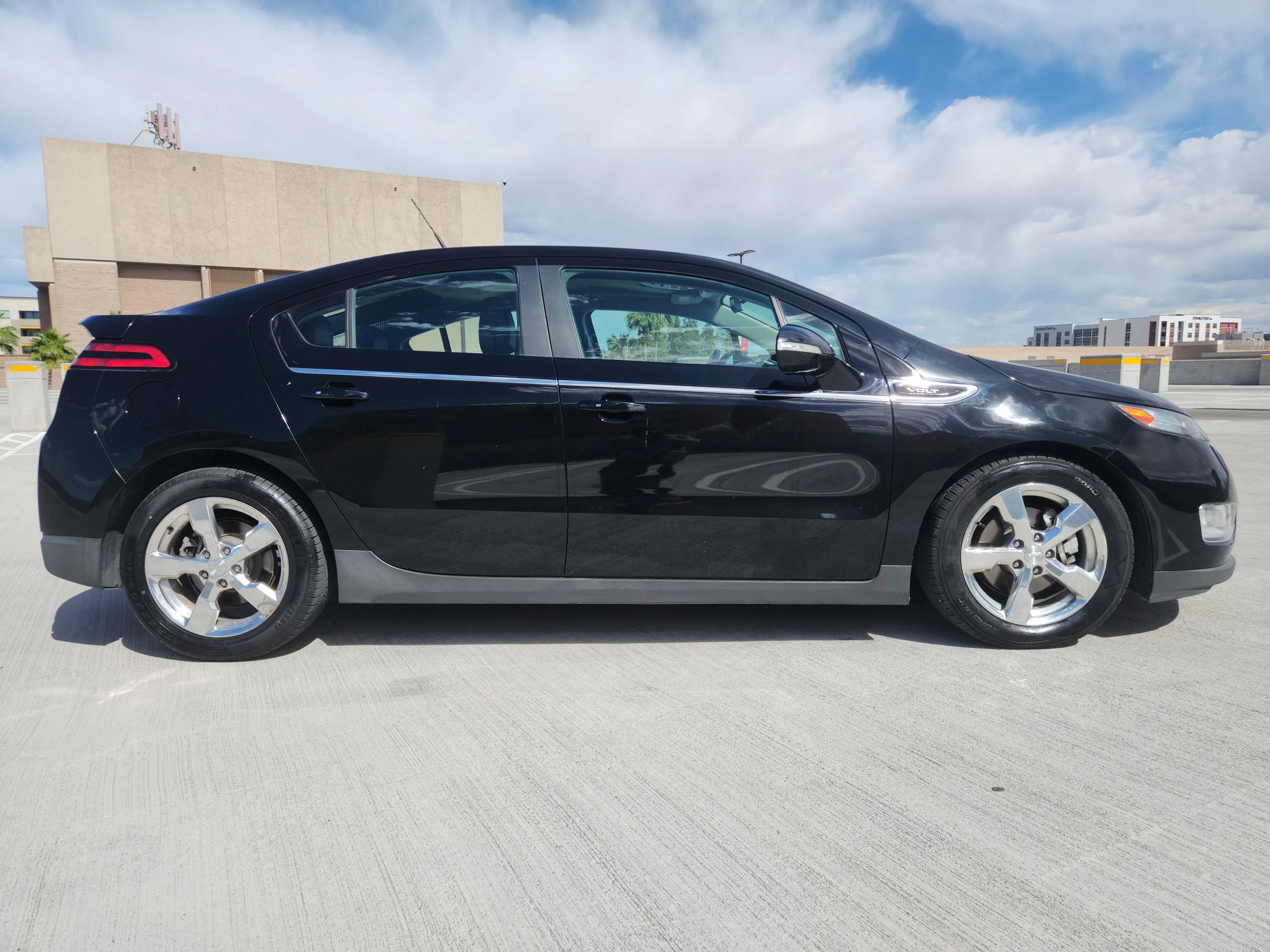 Used 2013 Chevrolet Volt Premium w/ Premium Trim Package FWD image 2