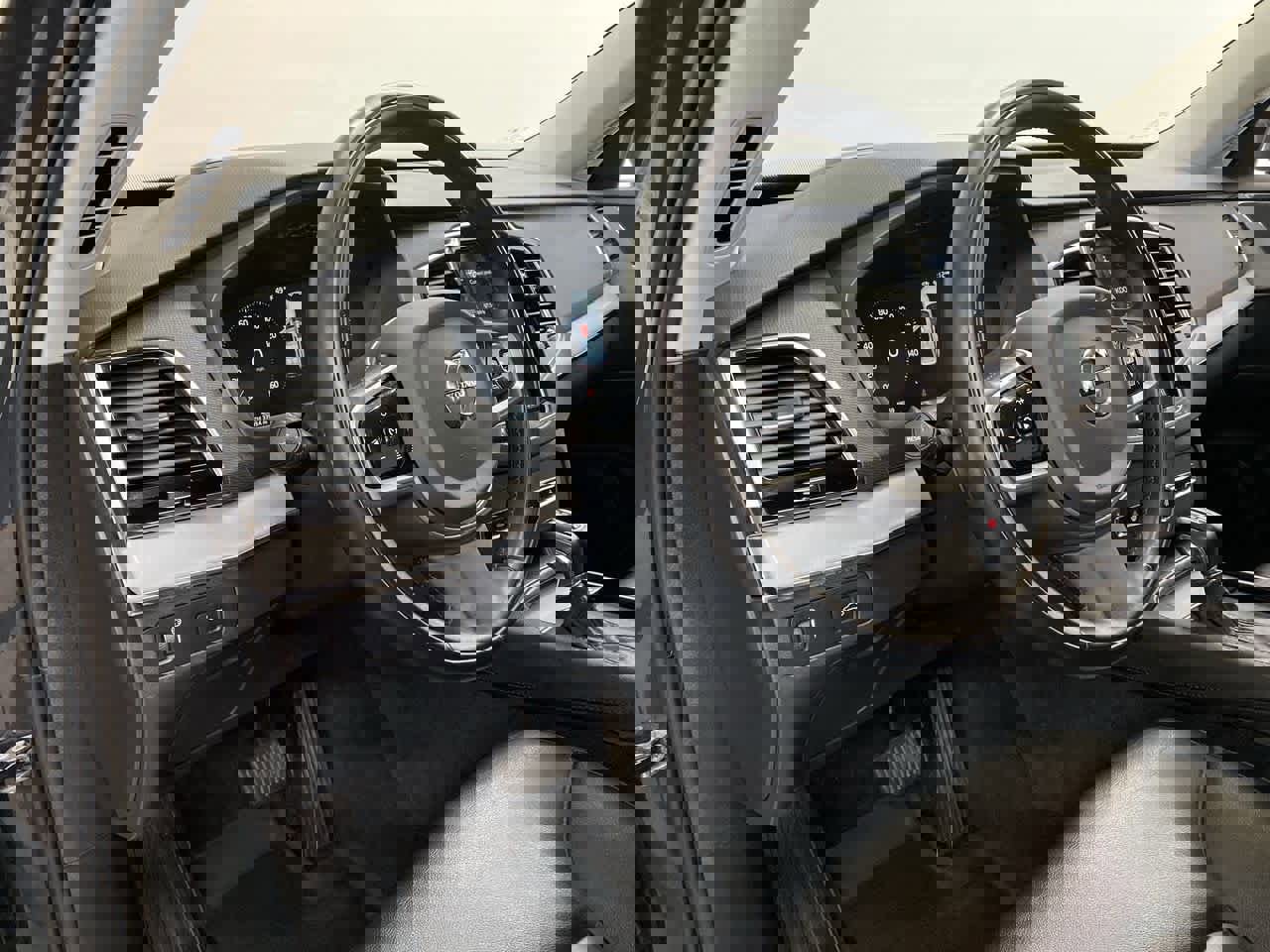 Used 2022 Volvo XC90 T5 Momentum image 2