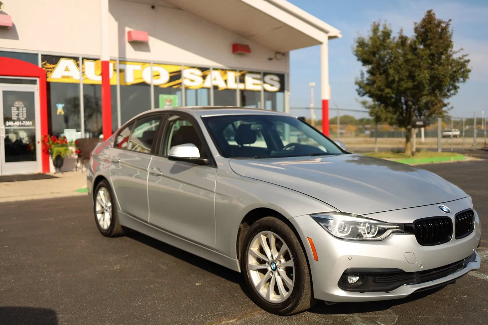 Used 2018 BMW 320i xDrive Sedan w/ Convenience Package AWD/4WD image 3