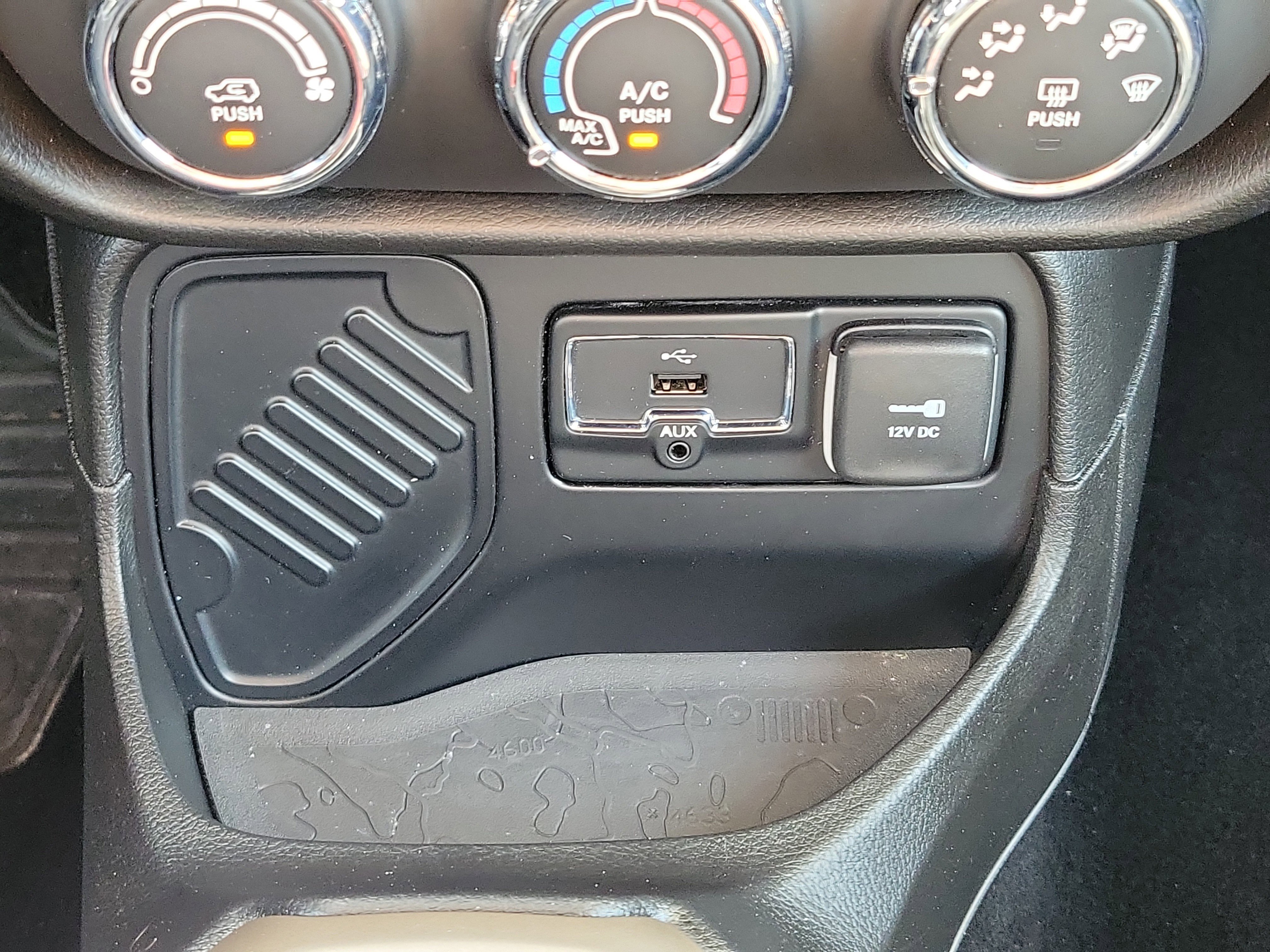 Used 2015 Jeep Renegade Latitude w/ Cold Weather Group II image 33