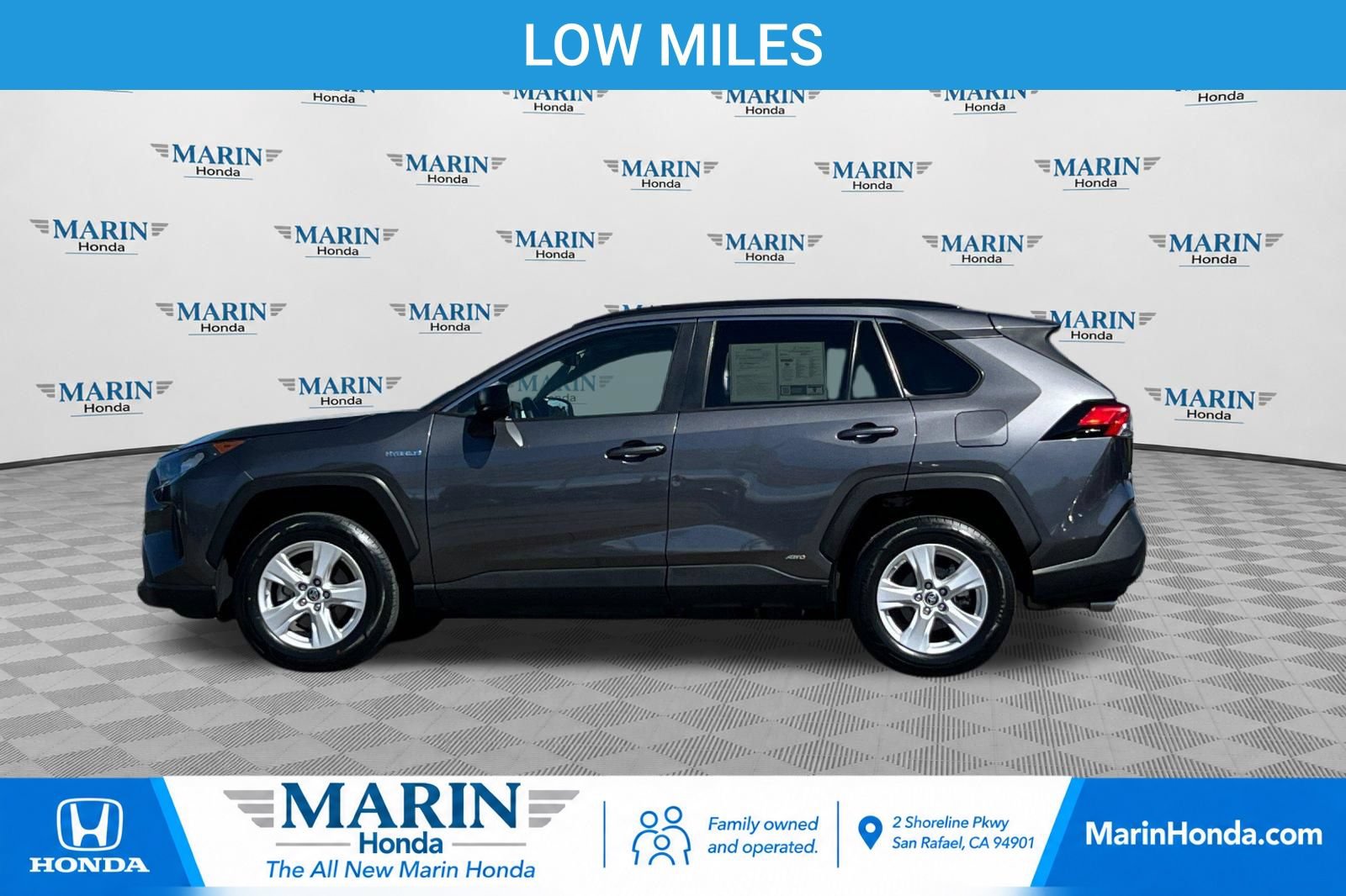 Used 2021 Toyota RAV4 LE w/ Carpet Mat Package (TMS) AWD/4WD image 6