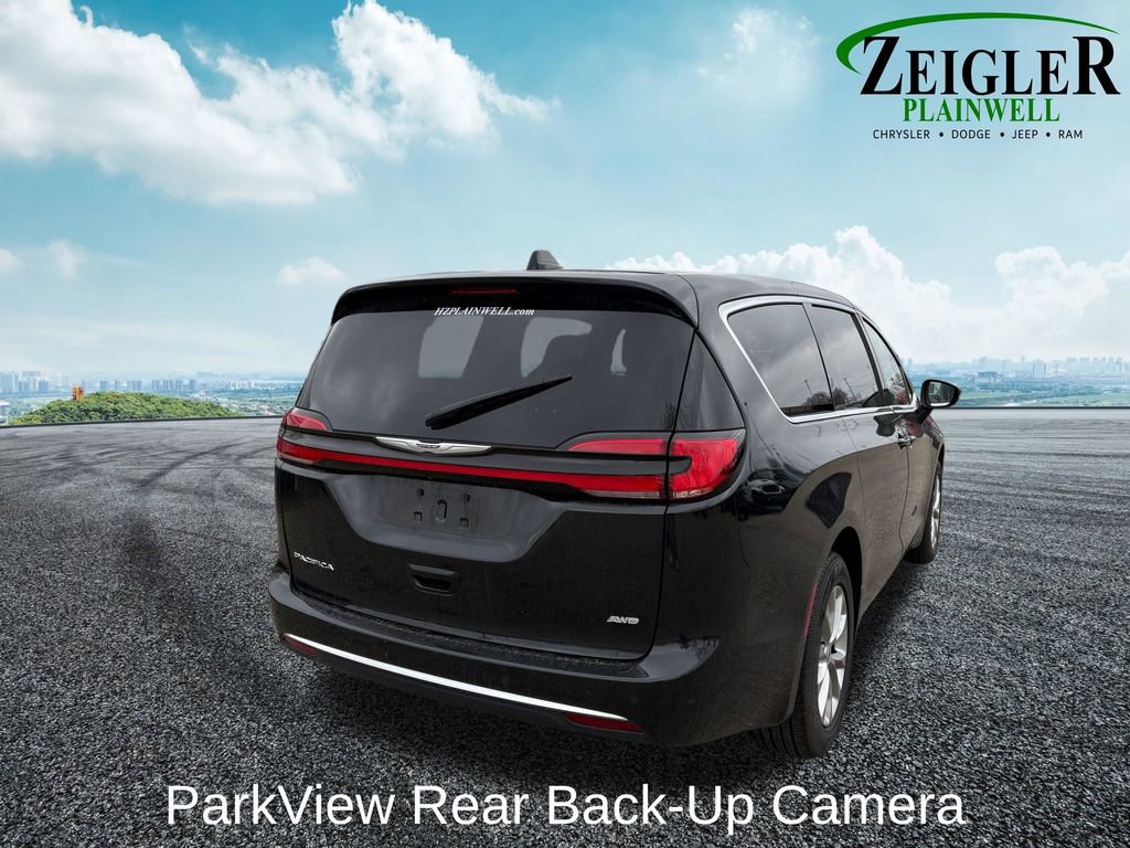 Used 2023 Chrysler Pacifica Touring-L image 7