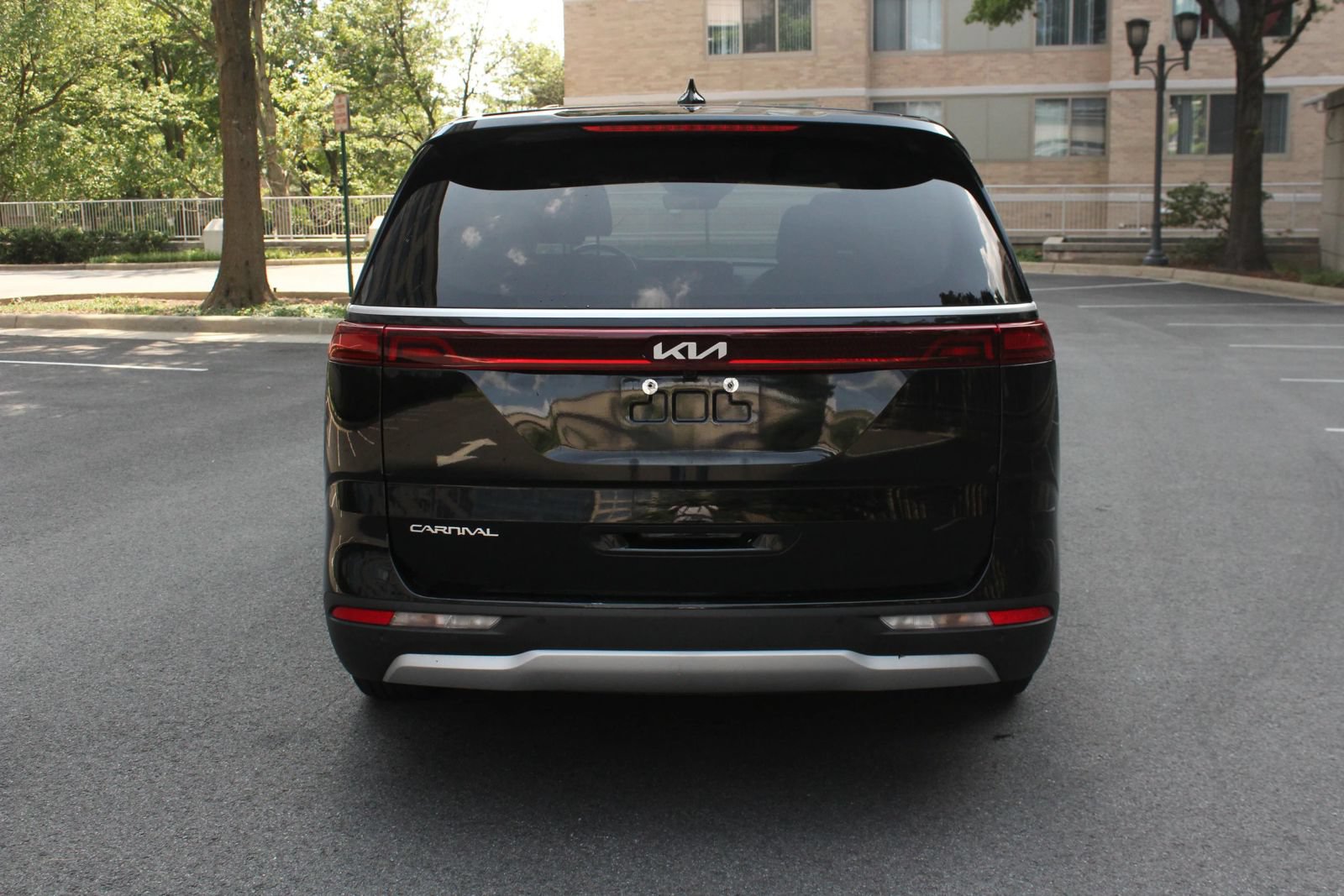 Used 2024 Kia Carnival LX FWD image 8