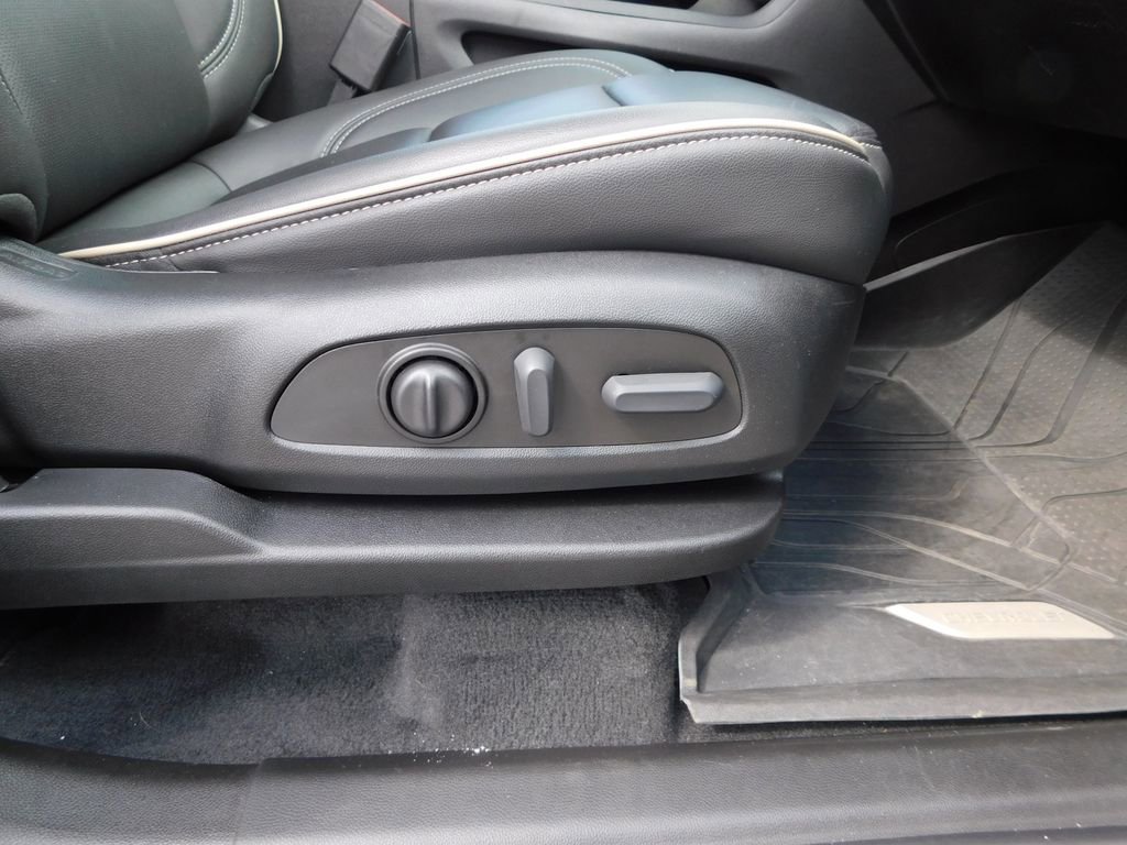 Used 2023 Chevrolet Traverse Premier w/ Redline Edition image 19