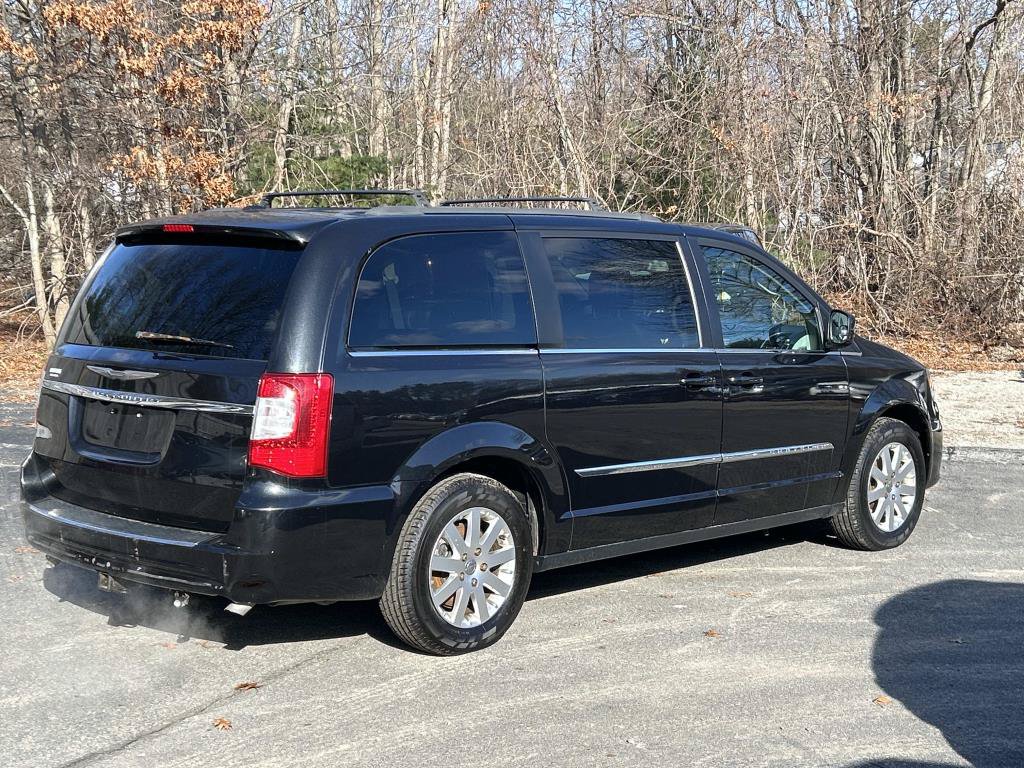 Used 2015 Chrysler Town & Country Touring FWD image 3