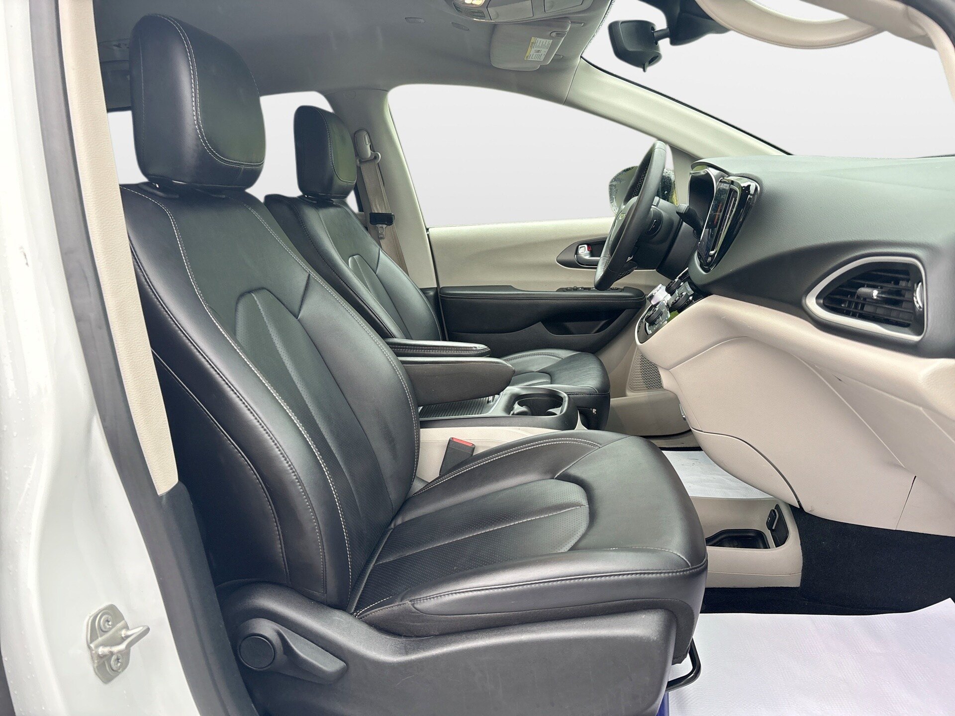 Used 2024 Chrysler Pacifica Touring-L FWD image 28