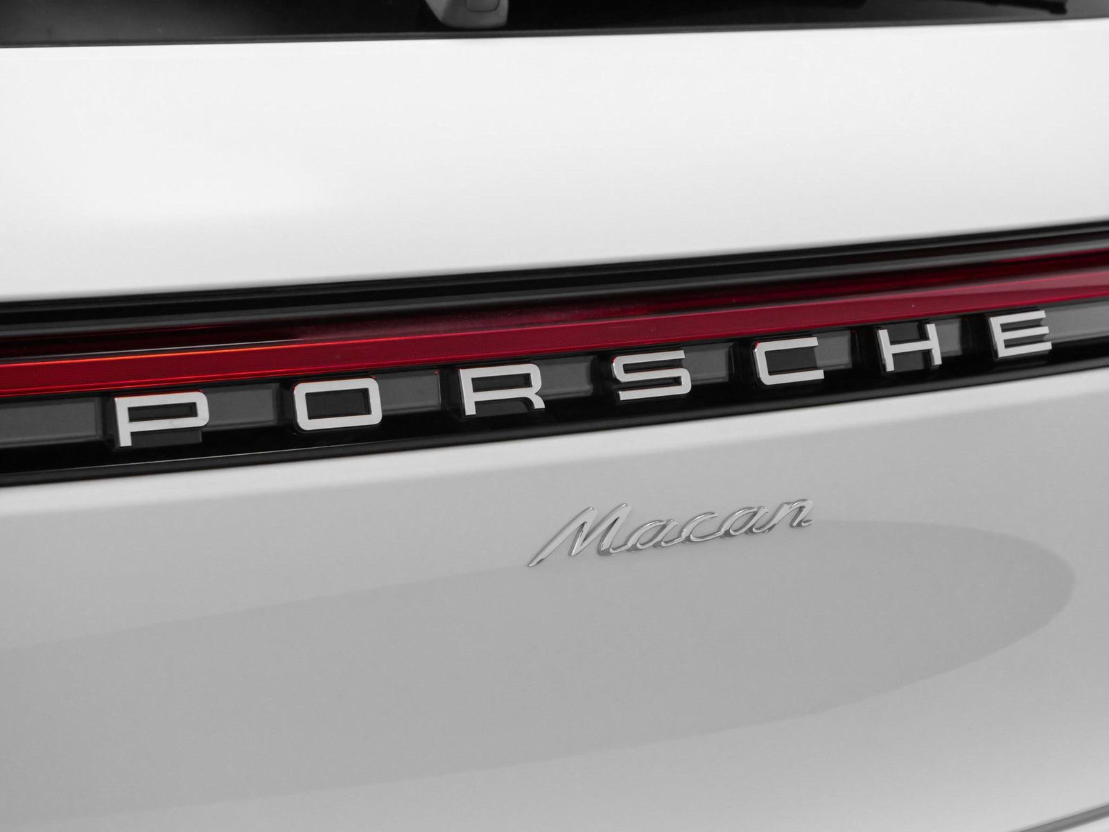 Certified 2025 Porsche Macan image 18