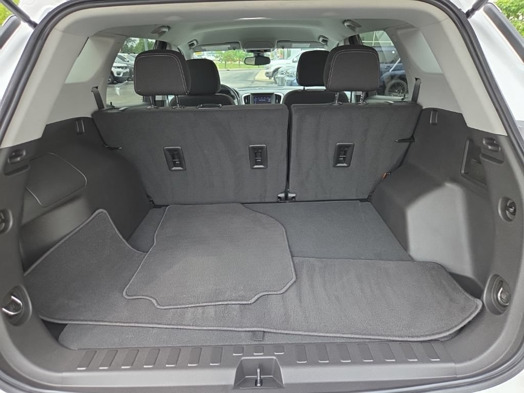Used 2024 GMC Terrain SLE w/ Driver Convenience Package FWD image 12