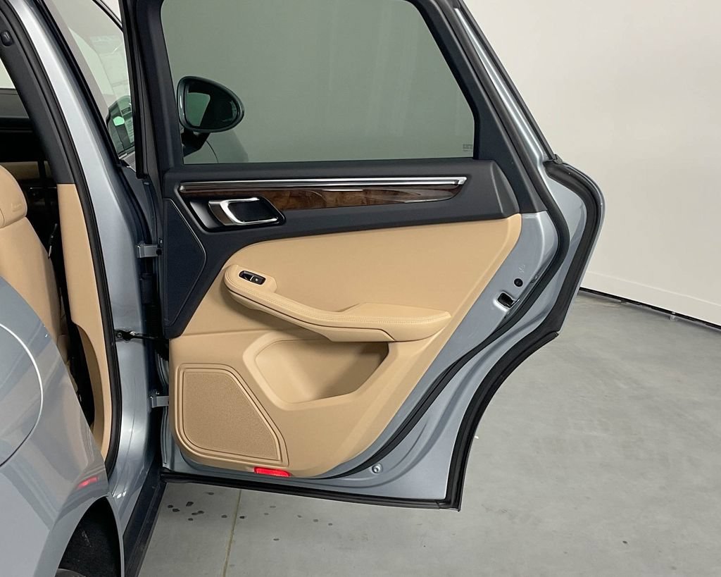 Certified 2025 Porsche Macan AWD/4WD image 25