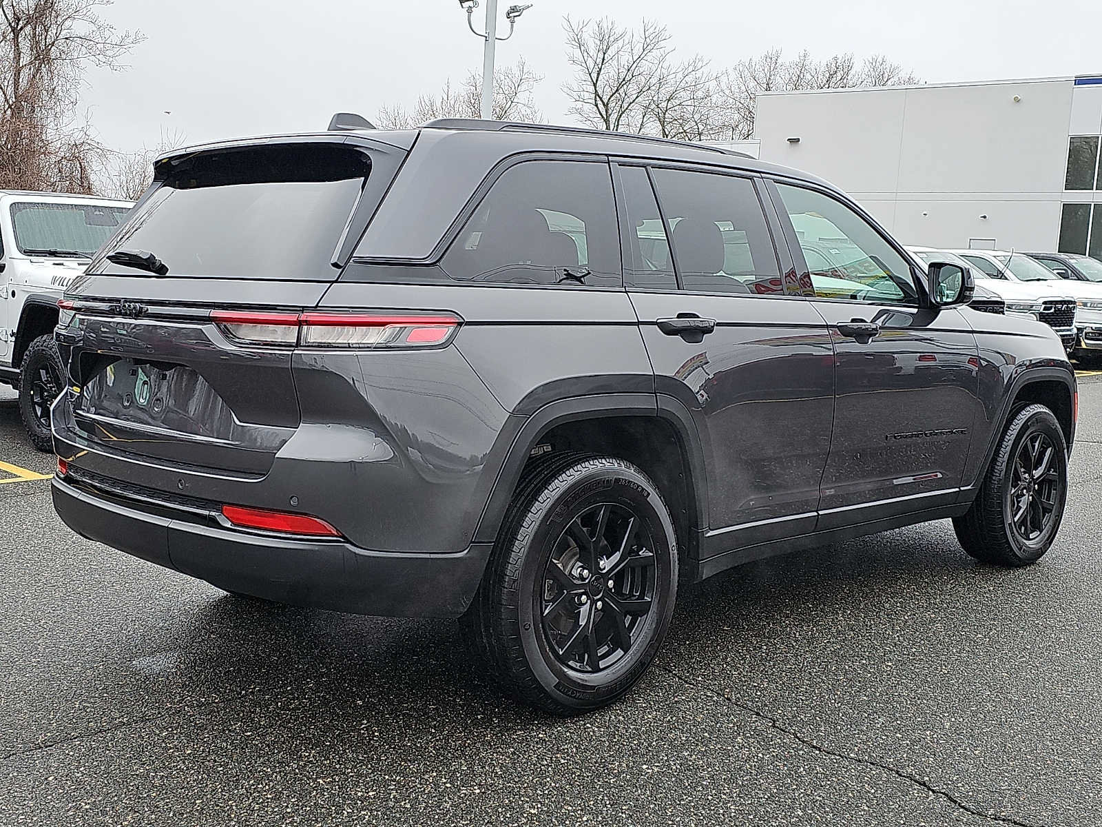 Used 2025 Jeep Grand Cherokee Altitude AWD/4WD image 6