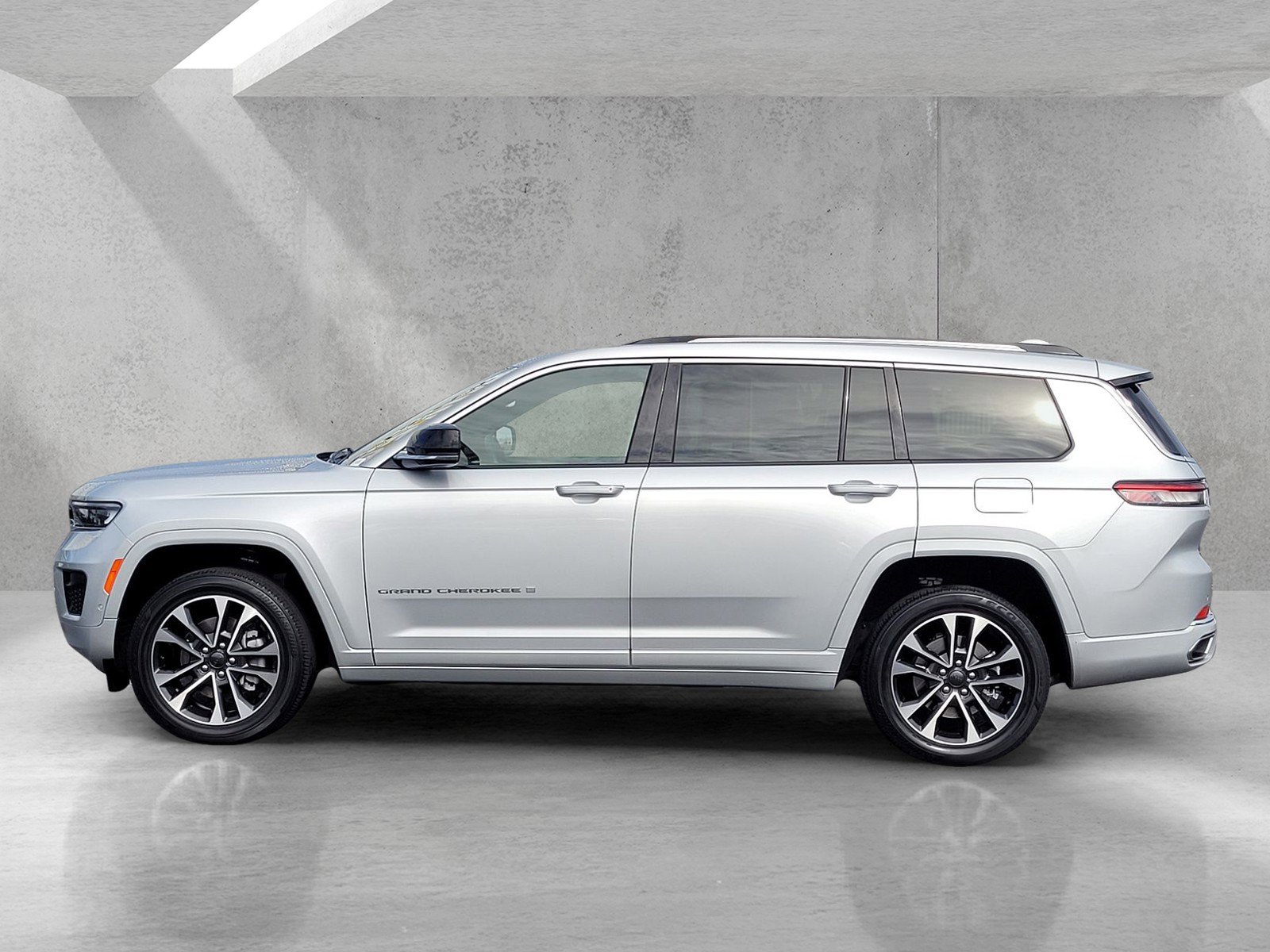 Used 2022 Jeep Grand Cherokee L Overland RWD image 7