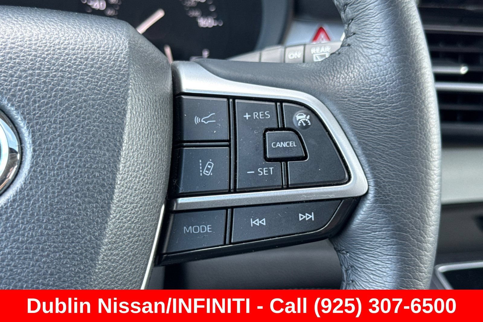 Used 2025 Toyota Sienna XLE FWD image 38