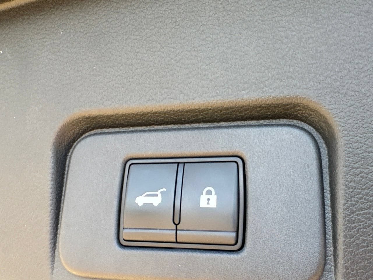 Certified 2025 Nissan Rogue SV FWD image 34