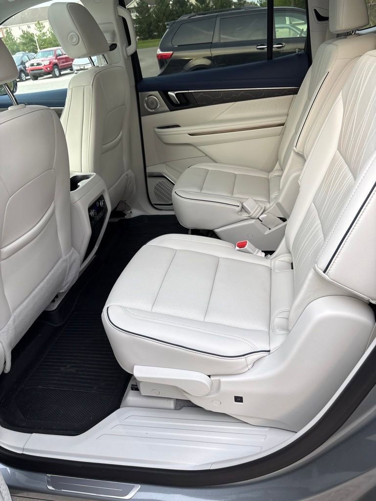 Used 2025 Buick Enclave Avenir AWD/4WD image 6