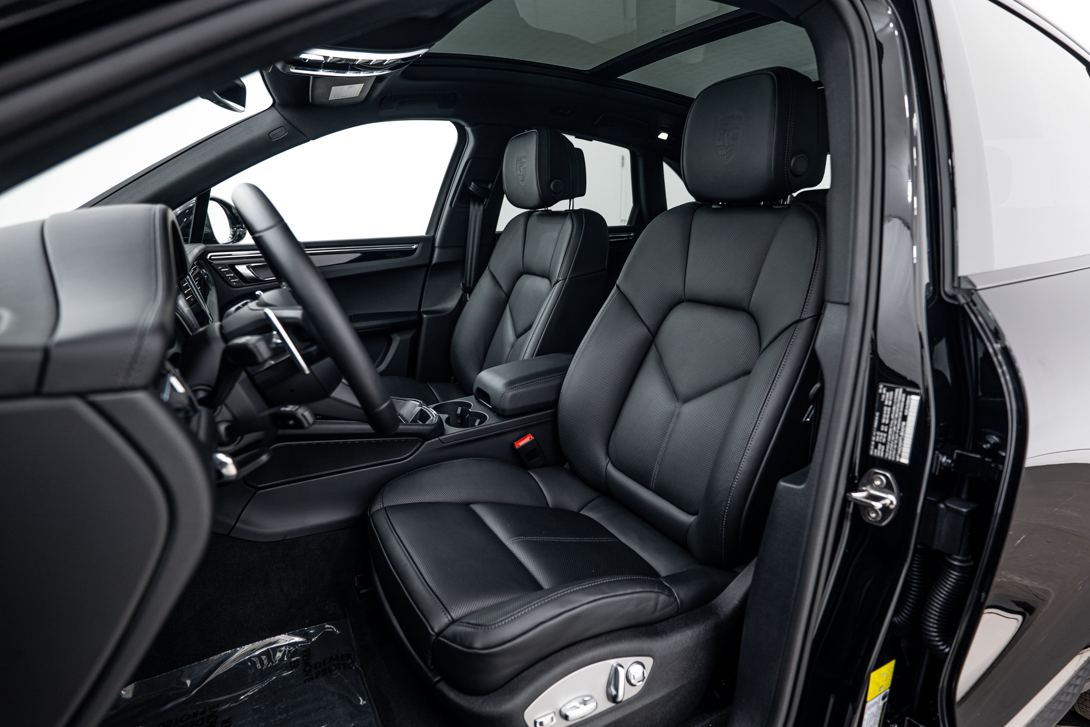 Certified 2026 Porsche Macan AWD/4WD image 5