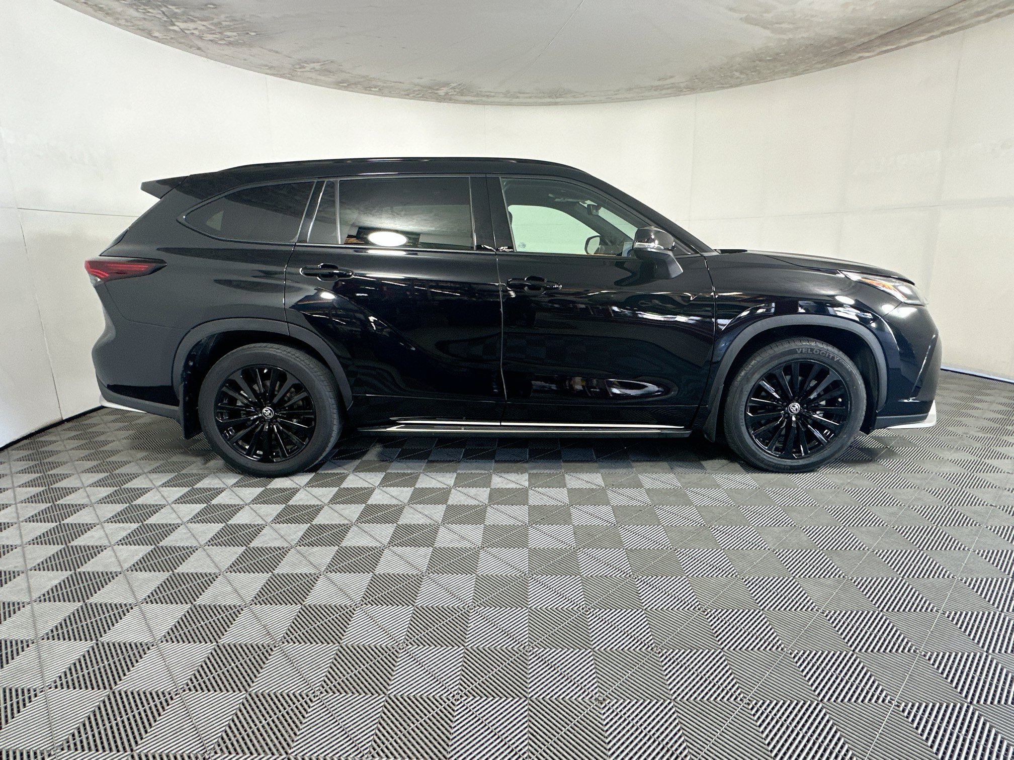 Used 2024 Toyota Highlander XSE FWD image 2