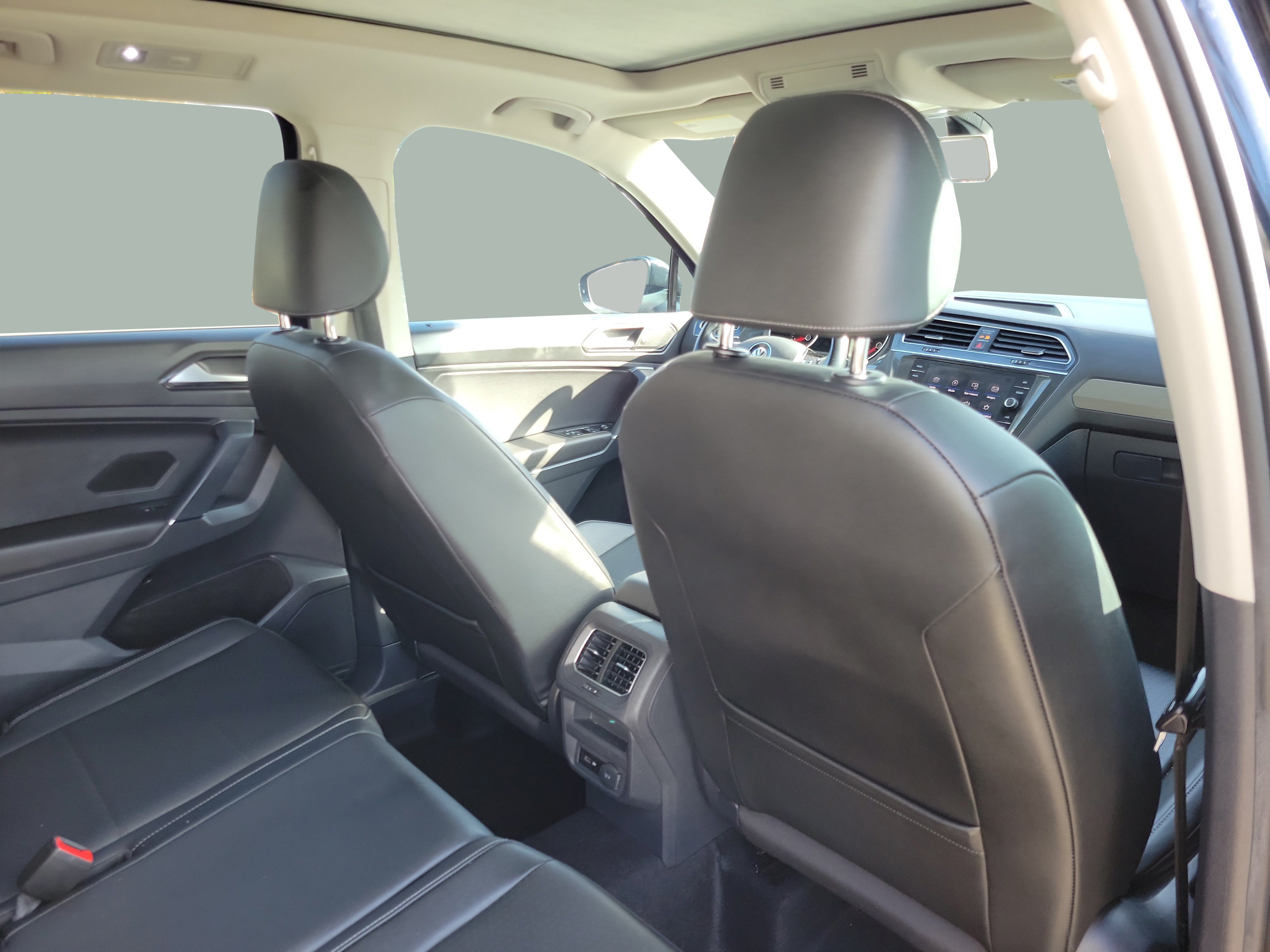 Used 2018 Volkswagen Tiguan SE w/ Panoramic Sunroof Package FWD image 27