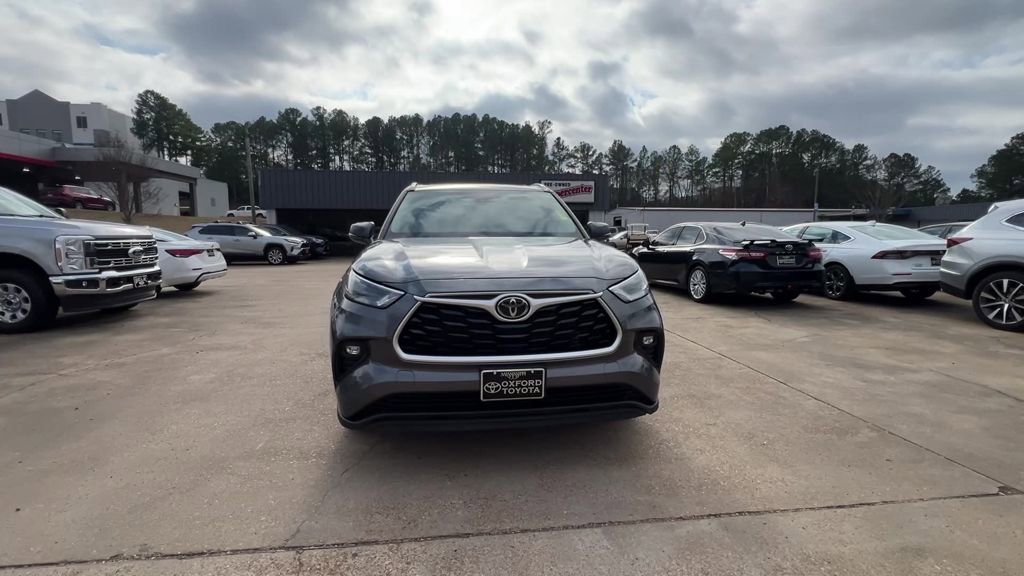 Used 2022 Toyota Highlander XLE AWD/4WD image 9