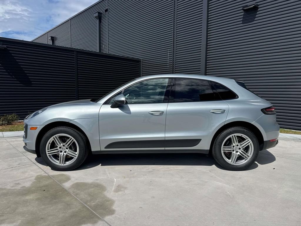 Certified 2021 Porsche Macan image 2
