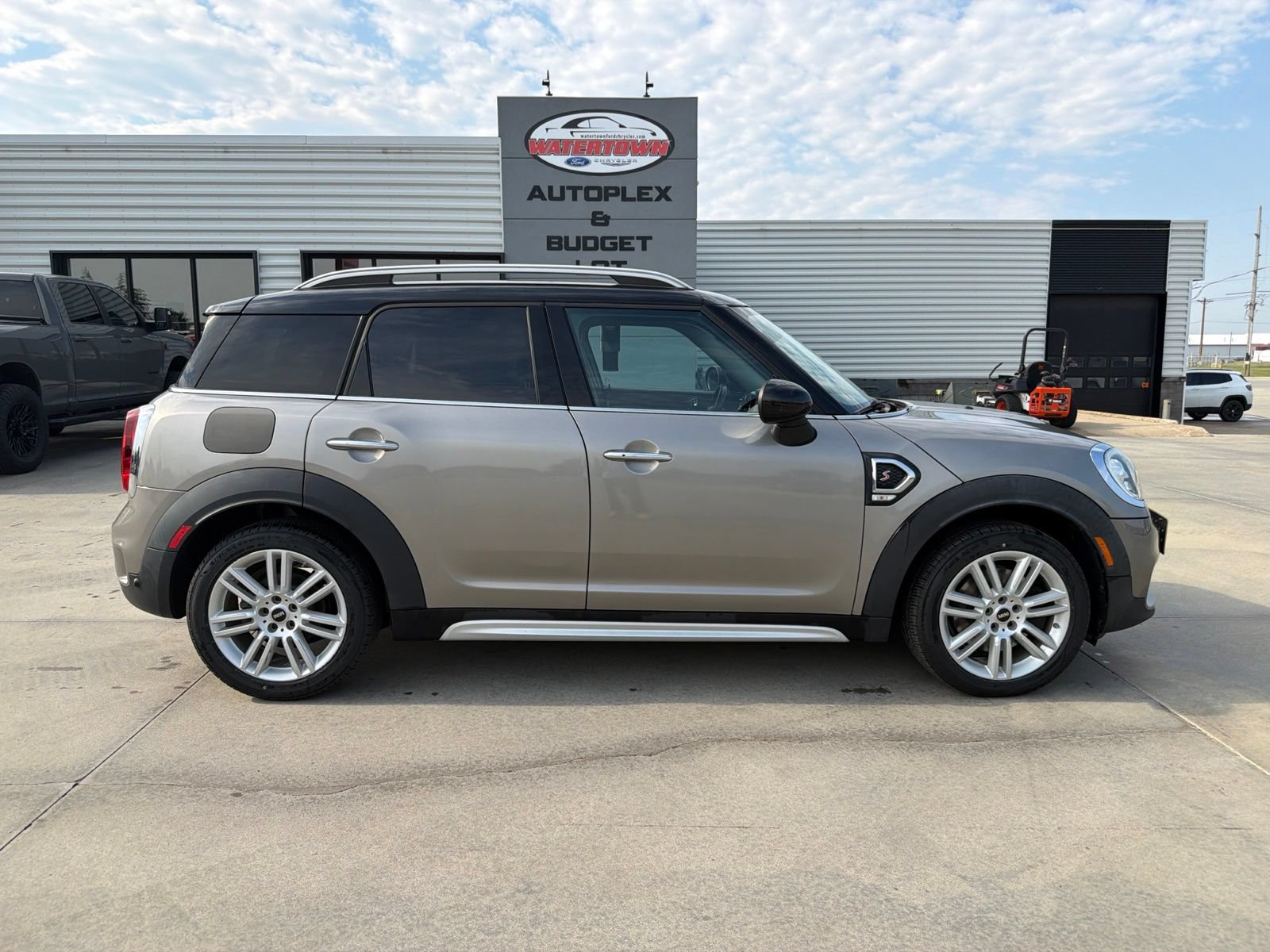 Used 2017 MINI Cooper Countryman S FWD image 1