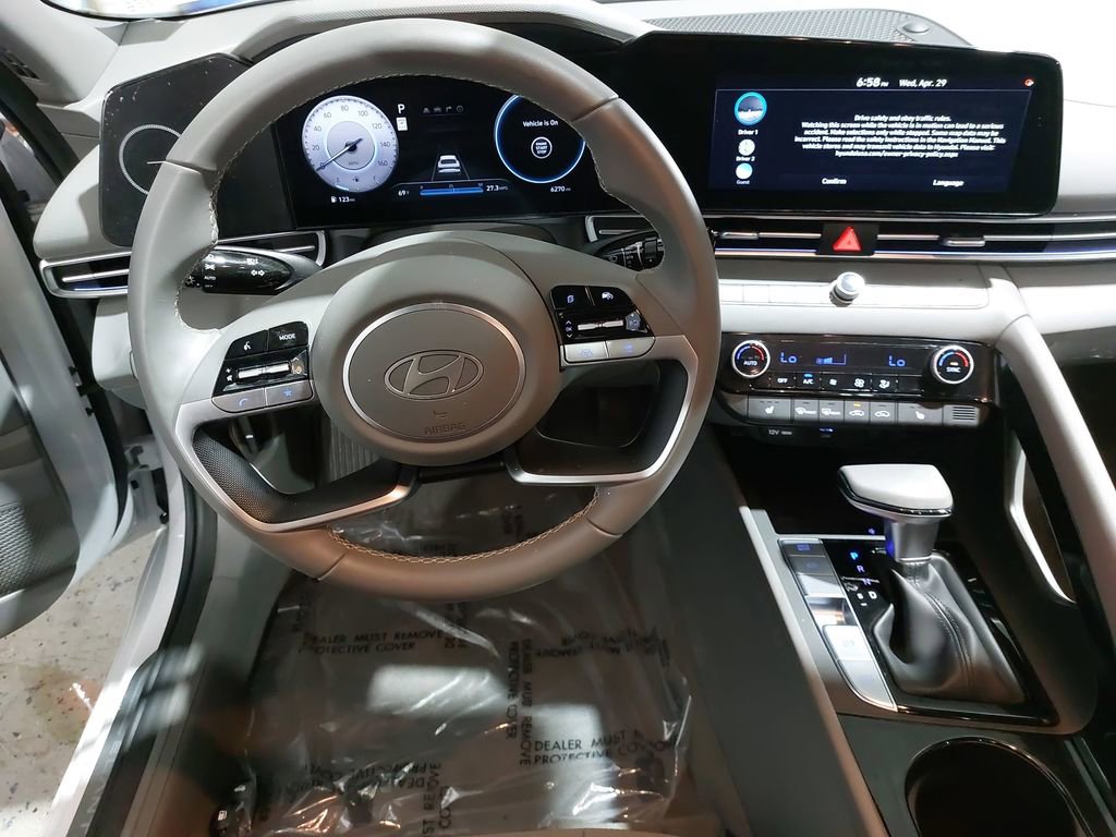 Certified 2025 Hyundai Elantra SEL FWD image 17