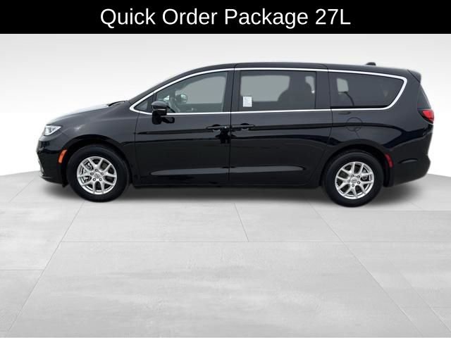 Used 2025 Chrysler Pacifica Select image 2