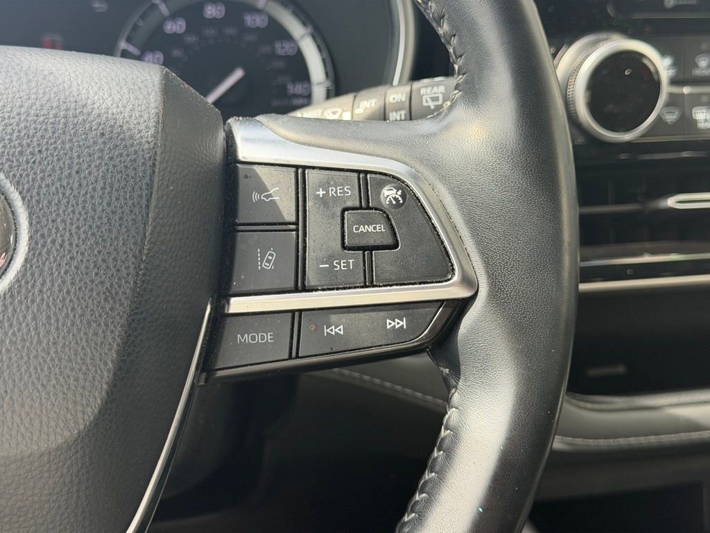 Used 2020 Toyota Highlander XLE image 18