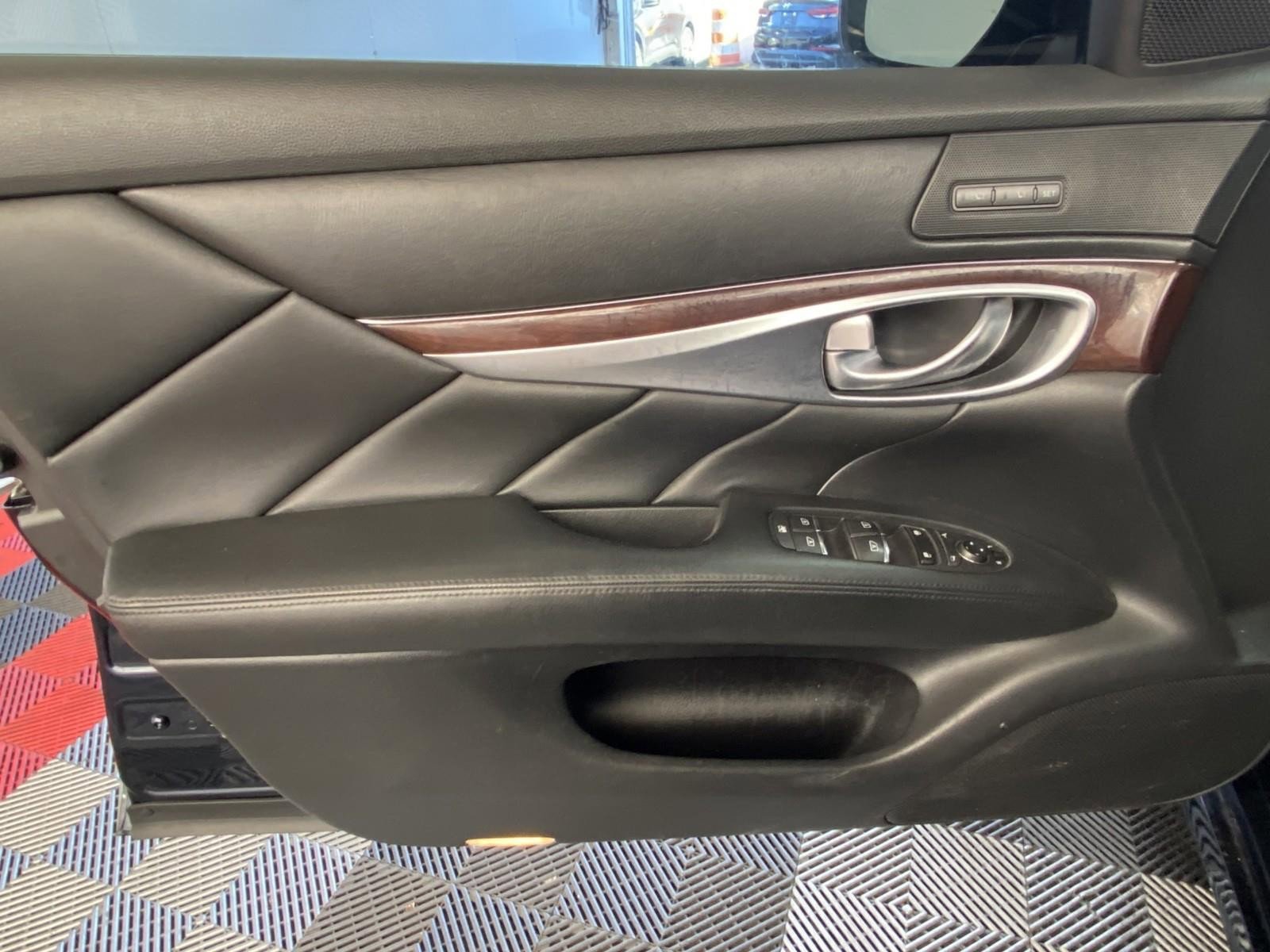 Used 2018 INFINITI Q70 Luxe w/ Cargo Package image 20