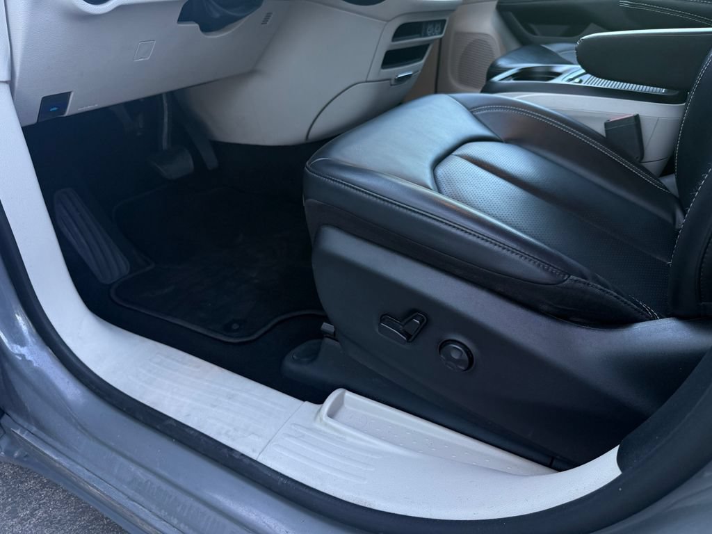 Used 2023 Chrysler Pacifica Touring-L FWD image 20
