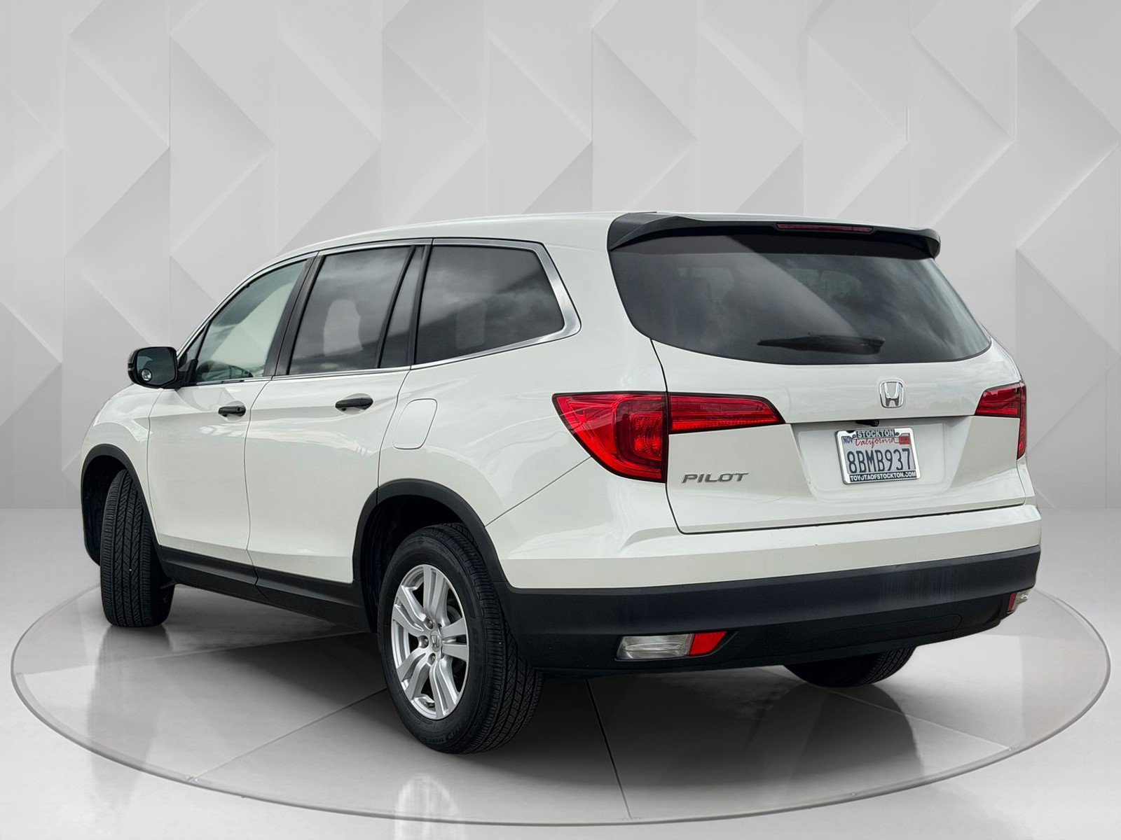 Used 2017 Honda Pilot LX image 3