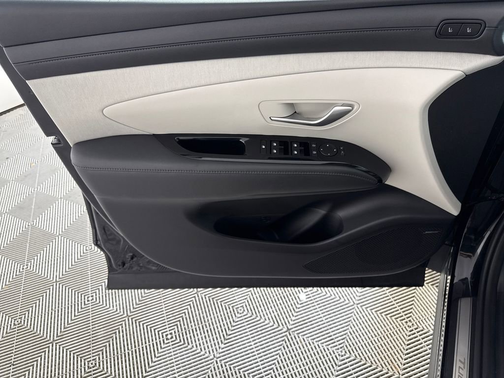Used 2025 Hyundai Tucson Limited FWD image 12
