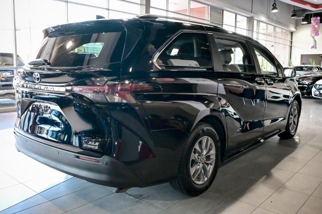 Used 2023 Toyota Sienna XLE FWD image 5