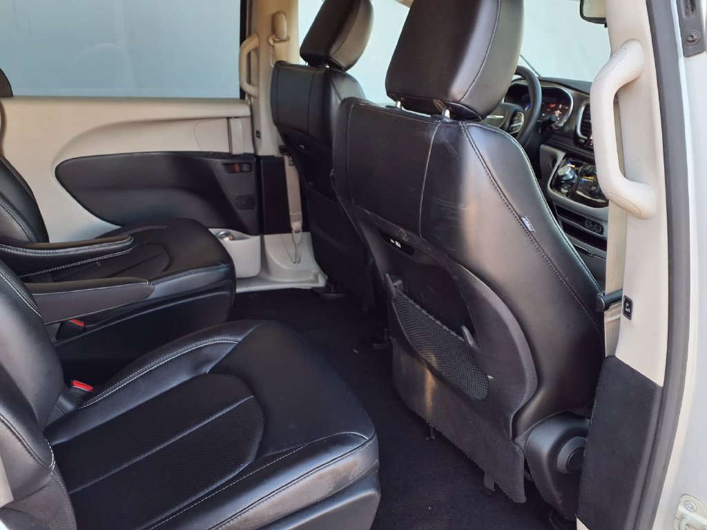 Used 2024 Chrysler Pacifica Limited FWD image 32