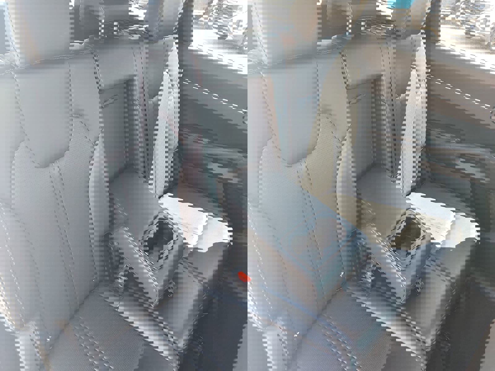 Used 2024 Kia Sorento S image 11