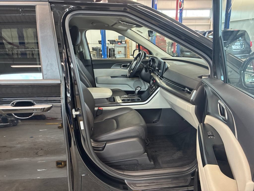 Certified 2024 Kia Carnival LX FWD image 18