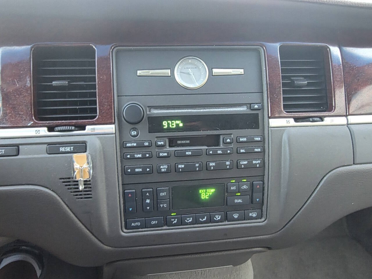 Used 2003 Lincoln Town Car Executive RWD image 9