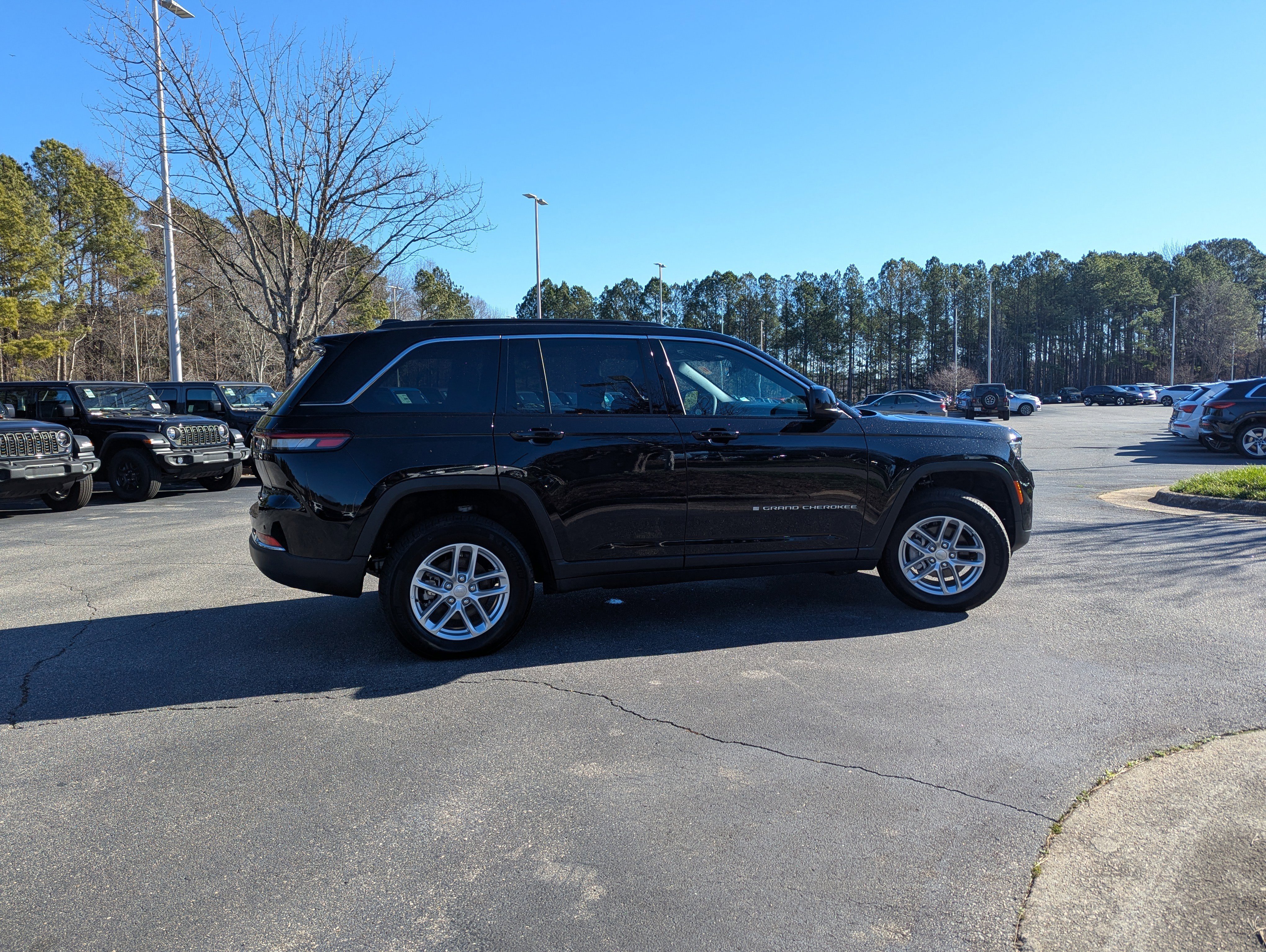 Used 2025 Jeep Grand Cherokee Laredo X w/ Luxury Tech Group I image 4