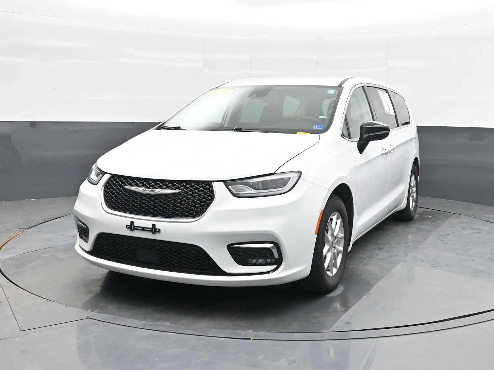 Used 2024 Chrysler Pacifica Touring-L image 4