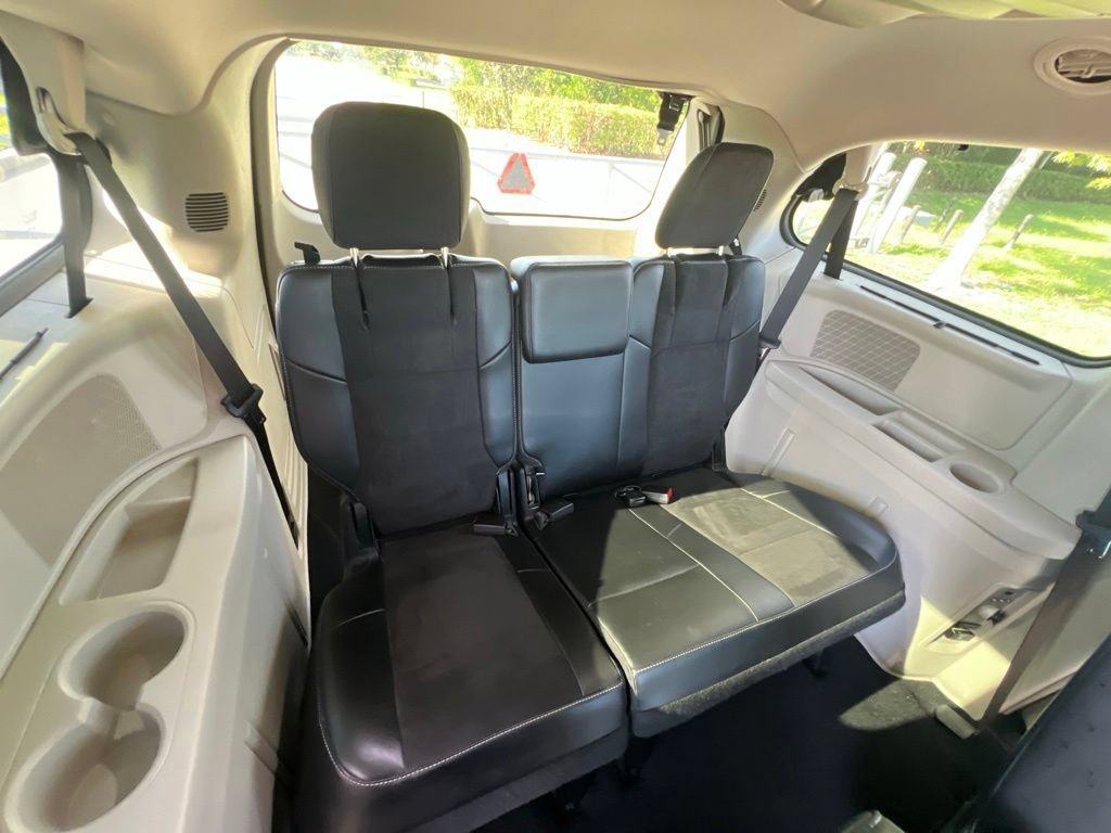 Used 2014 Chrysler Town & Country Touring-L FWD image 35