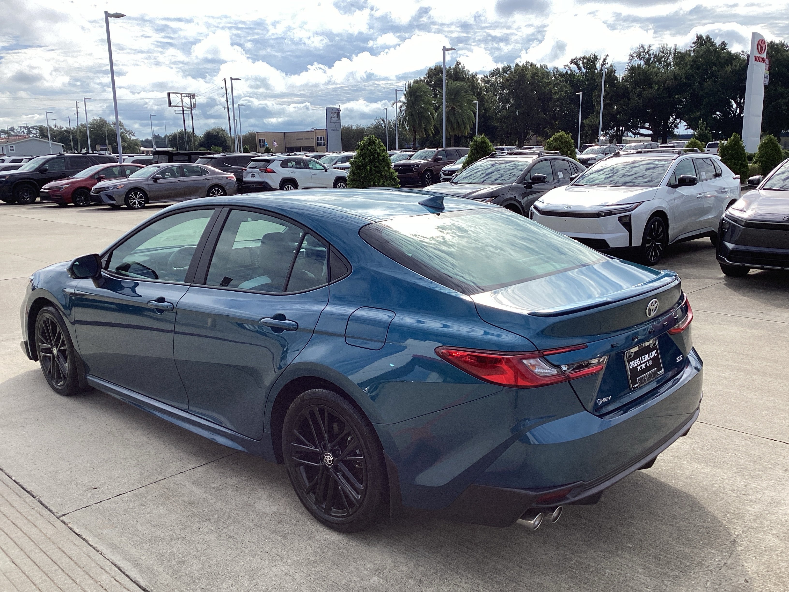 Used 2026 Toyota Camry SE w/ Multimedia Upgrade Package FWD image 5