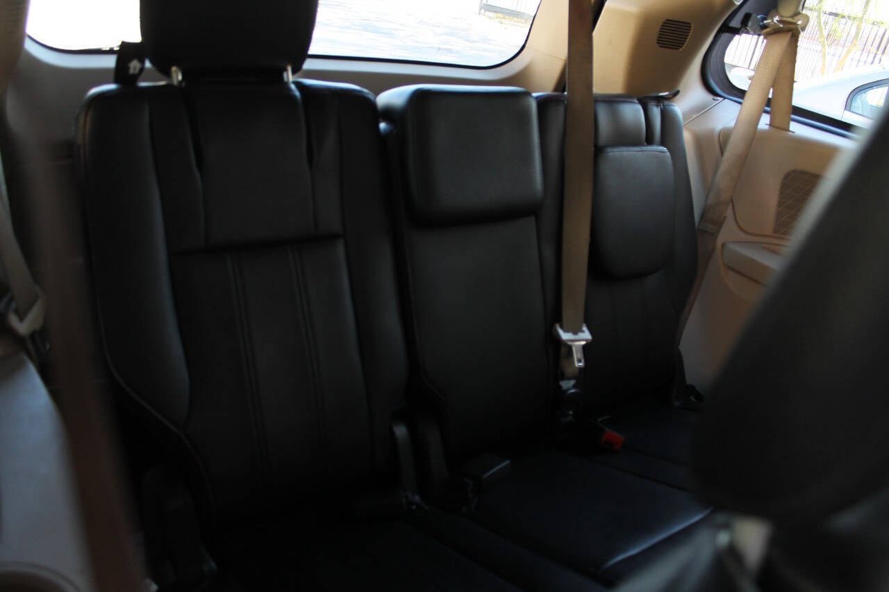 Used 2016 Dodge Grand Caravan SXT FWD image 31