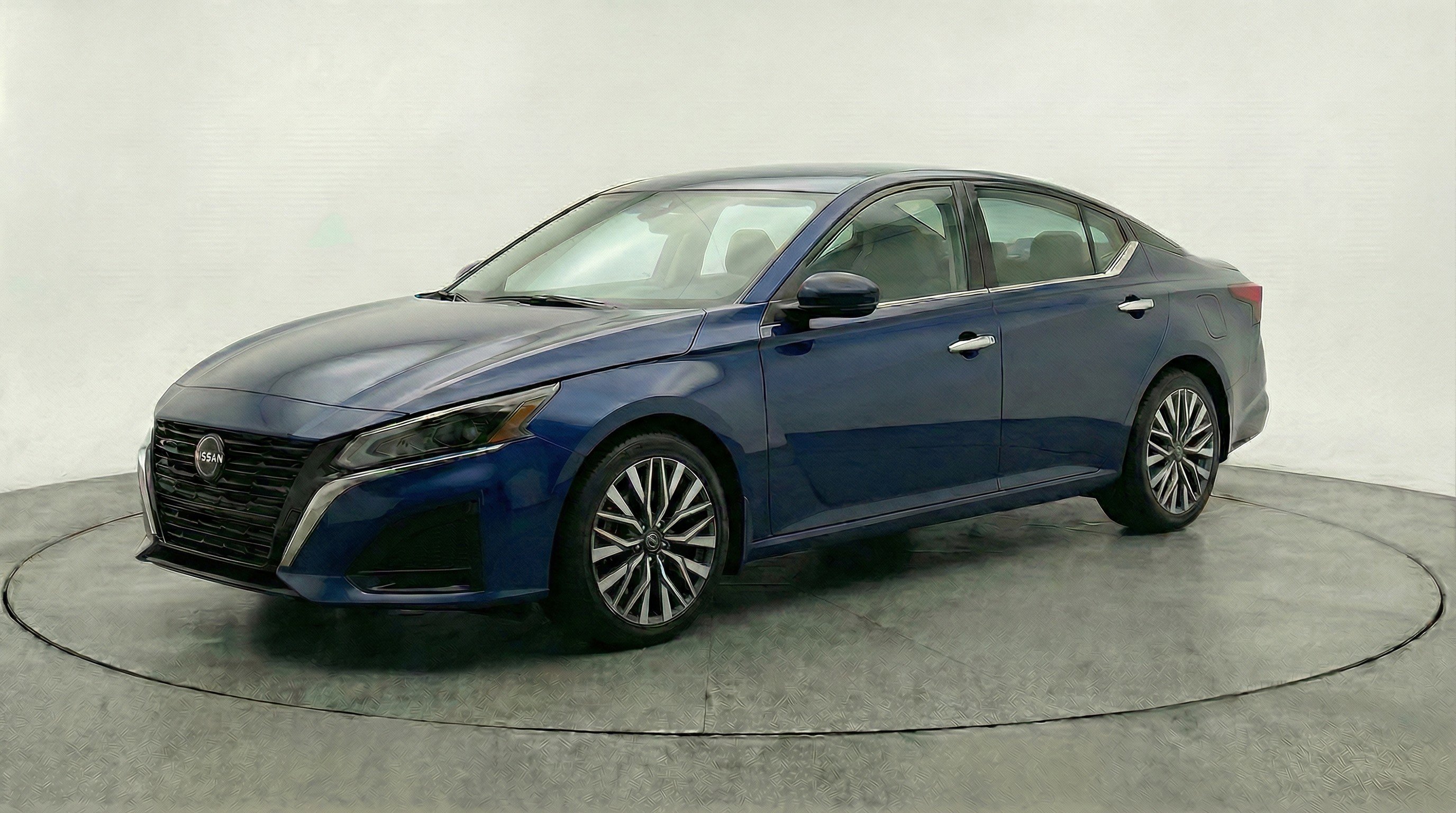 Used 2025 Nissan Altima 2.5 SV FWD image 3