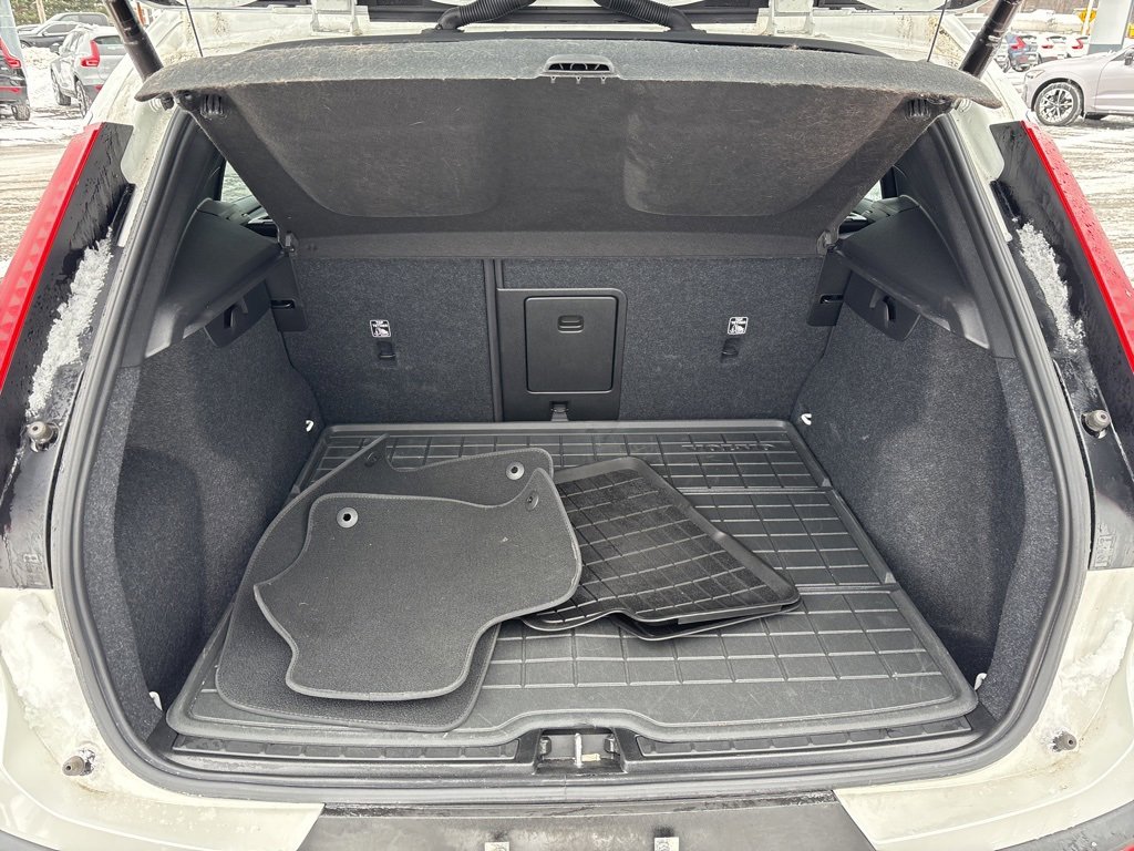 Used 2021 Volvo XC40 T5 Momentum w/ Premium Package image 41